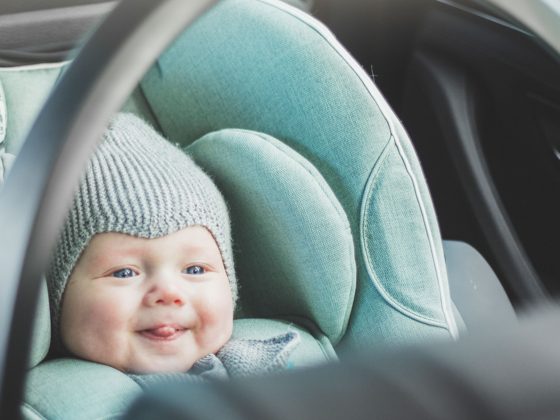 Baby im Kindersitz