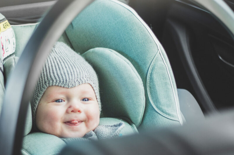 Baby im Kindersitz