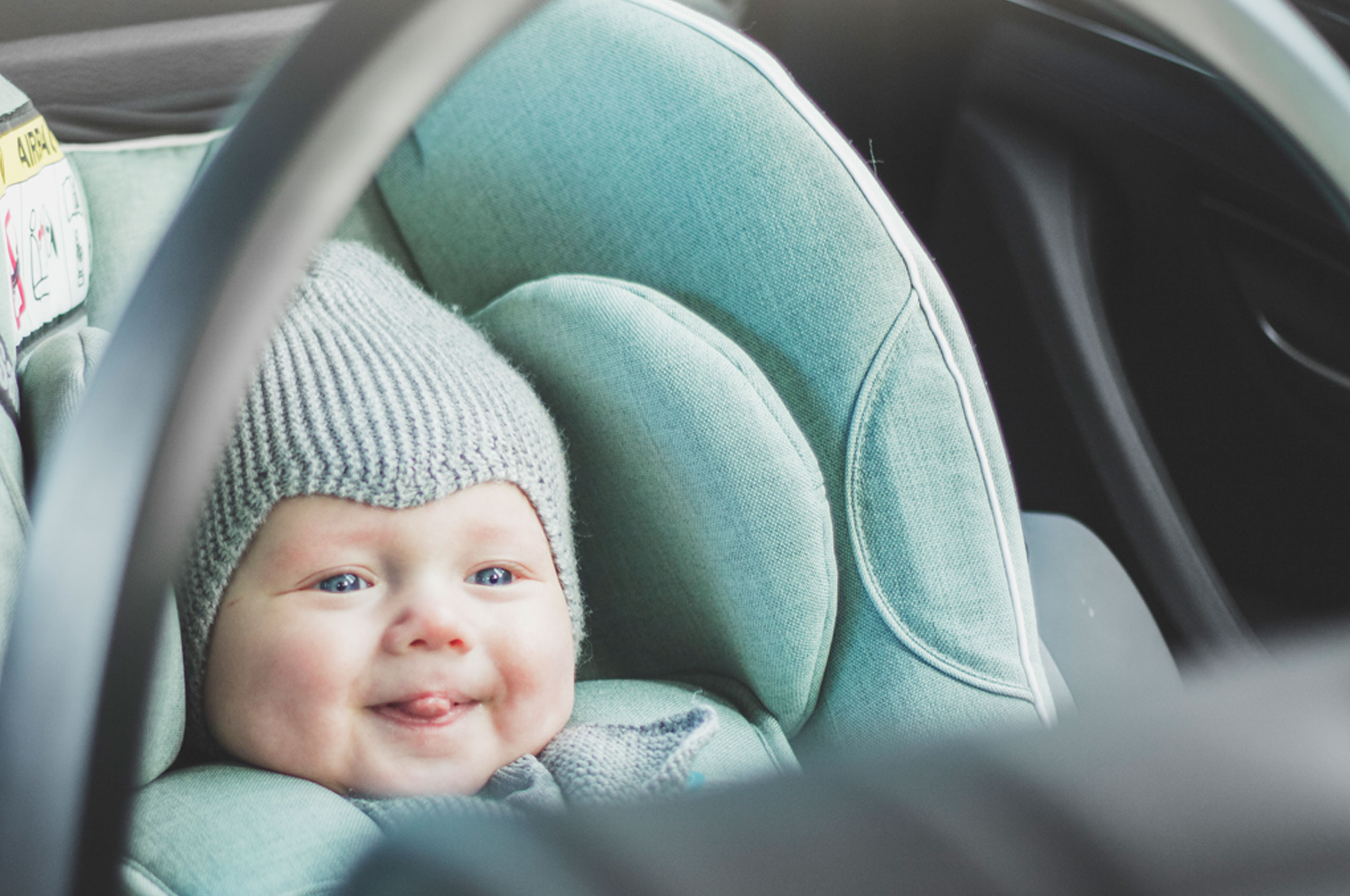 Baby im Kindersitz