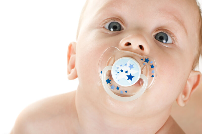 Baby mit Schnuller