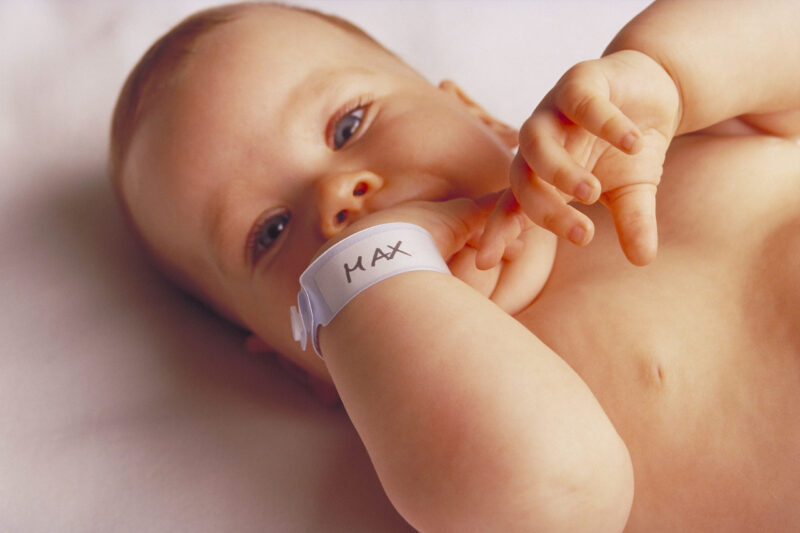 Baby mit Namensschild