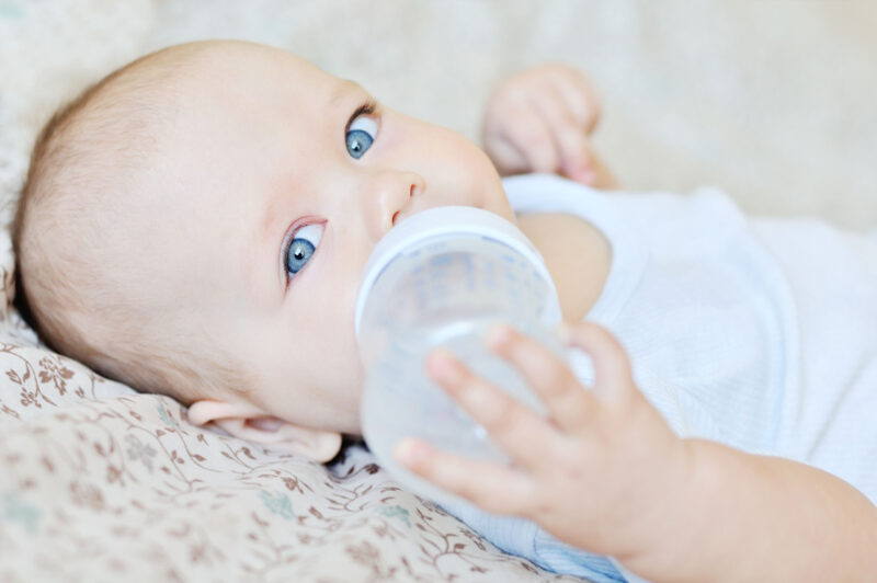 Baby mit Fläschchen