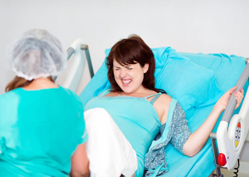 Frau im Spital bei der Geburt
