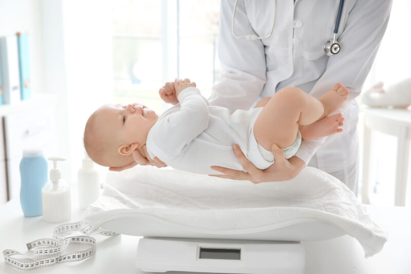Baby wird gewogen
