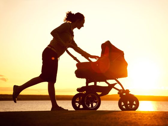 Mutter mit Kinderwagen