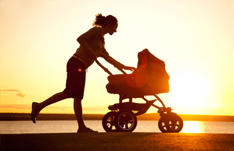 Mutter mit Kinderwagen