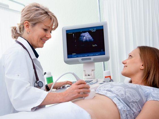 Schwangere mit Ärztin beim Ultraschall