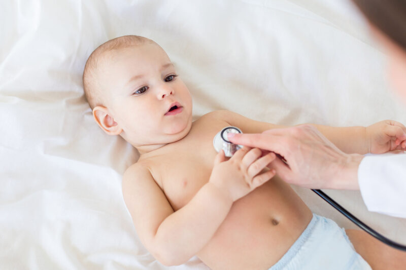 Baby wird untersucht