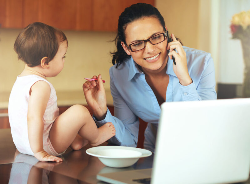 Mutter arbeitet mit Kind