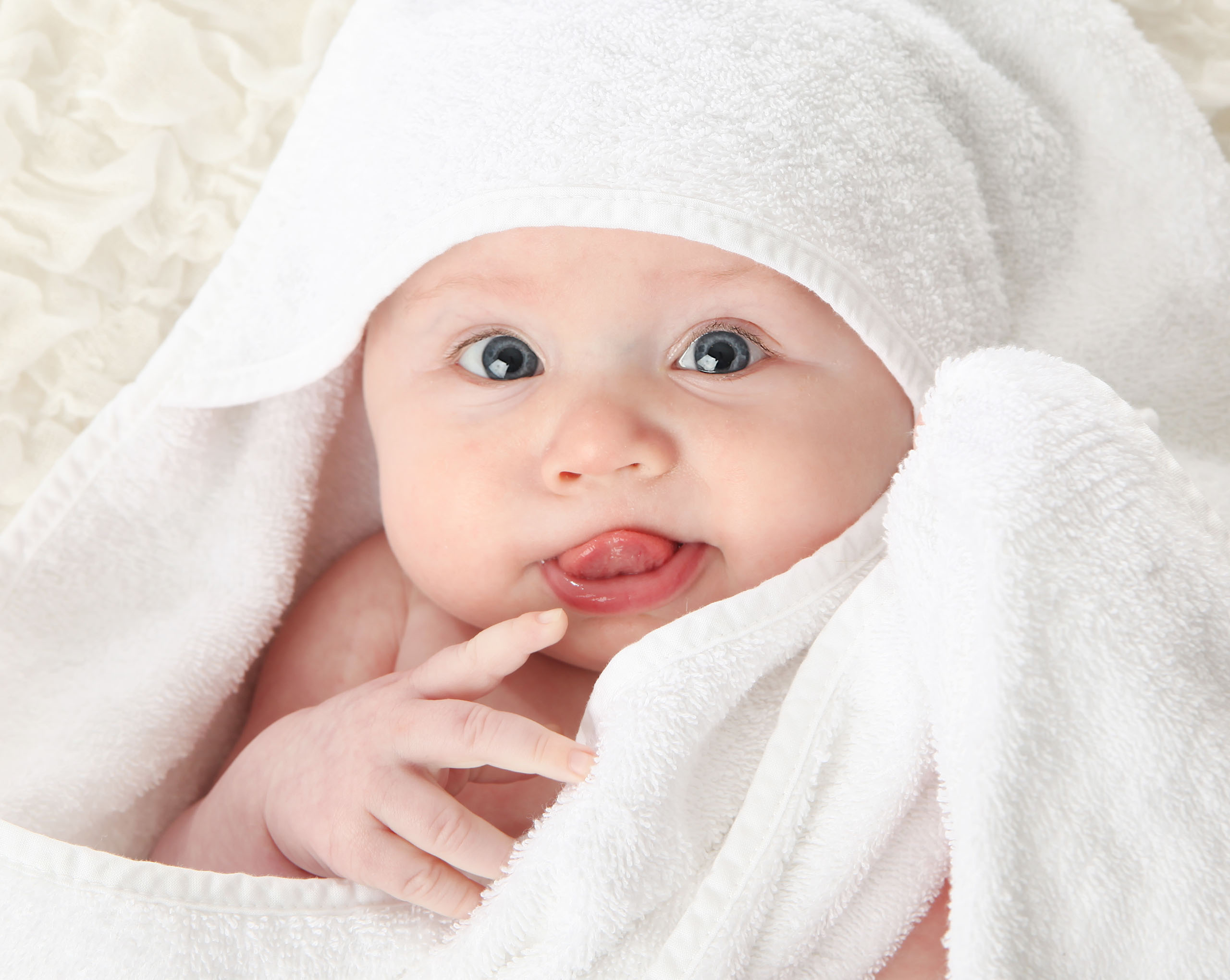 Baby zeigt Zunge