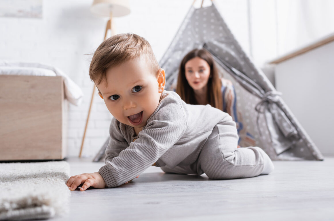 Baby krabbelt