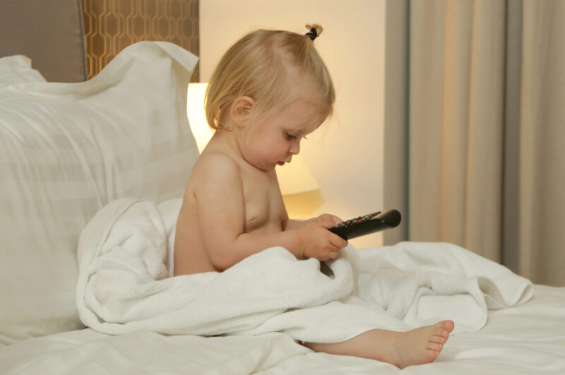Baby mit Fernbedienung