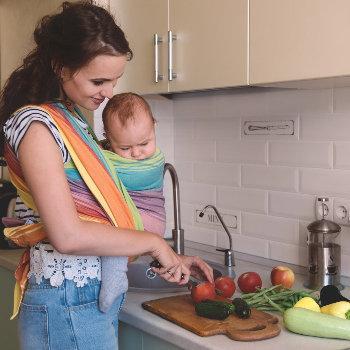 Mutter mit Baby beim Kochen