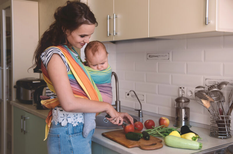 Mutter mit Baby beim Kochen