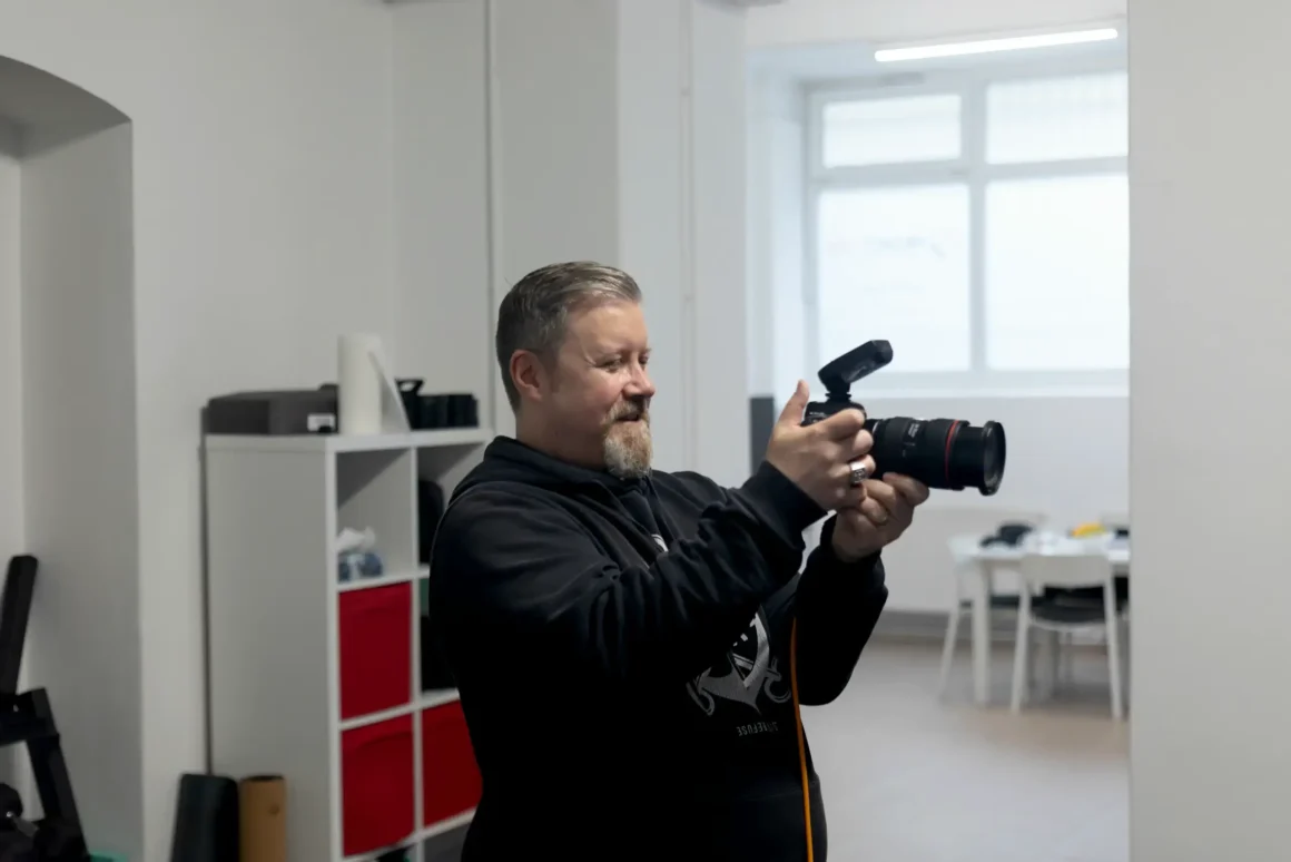 Cliff Kapatais beim Fotoshooting